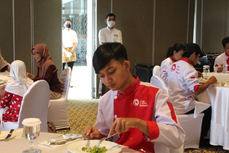 Kegiatan Table Manner dan Hotel Tour Jogja Culinary School di Hotel Sheraton Mustika Yogyakarta Resort & Spa